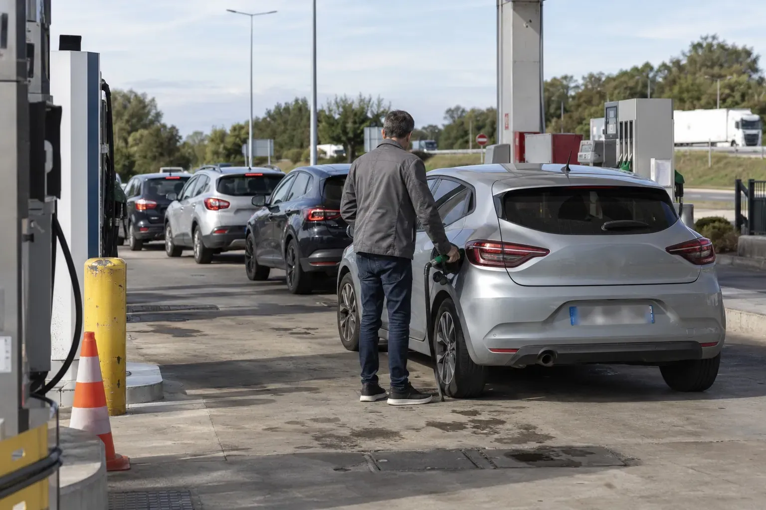 Prix à la pompe au-dessus de 2,25 € : pourquoi le plein reste cher alors que le pétrole du Golfe circule à nouveau